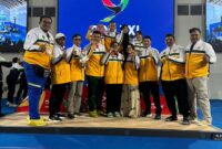 Firda (tengah) saat bersama pelatih, semua atlet dan KONI Kaltim.