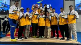 Firda (tengah) saat bersama pelatih, semua atlet dan KONI Kaltim.