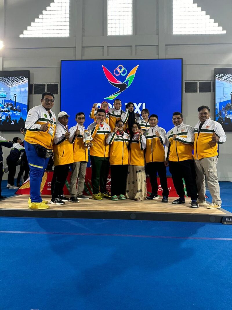 Firda (tengah) saat bersama pelatih, semua atlet dan KONI Kaltim.