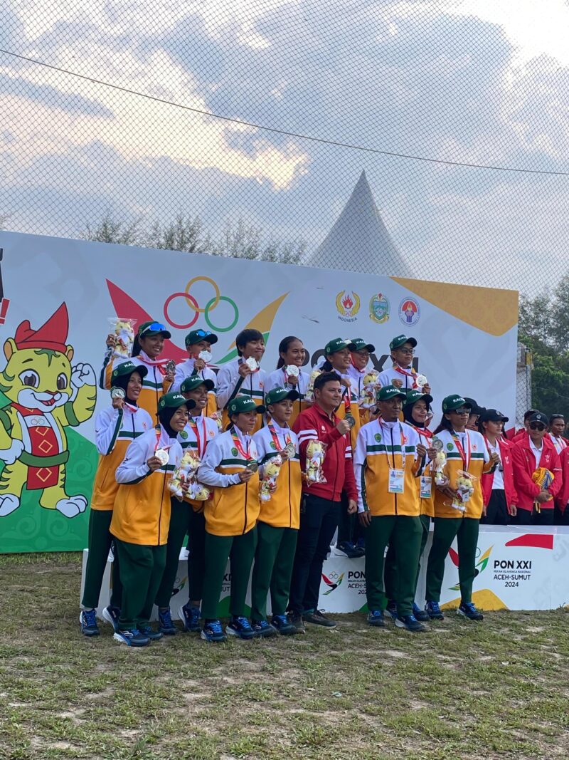  Tim kriket putra dan putri Kaltim nomor T10 berdiri di podium PON.